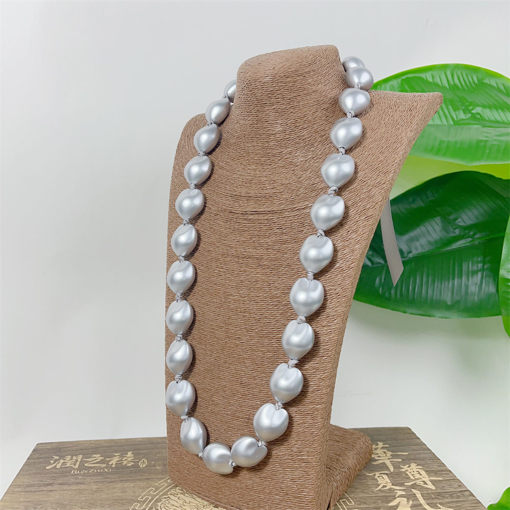 kukui nut lei KN-jn061_0019 kukui nut lei KN-jn061_0019