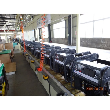 Genset Dengan Warna Merah Mengkilap Cantik Ini Mengeluarkan Daya Maksimum 2500 Watt