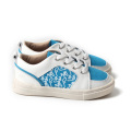 Zapatos casuales para niños con estampado blanco