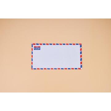 Enveloppe de la poste aérienne blanche DLX