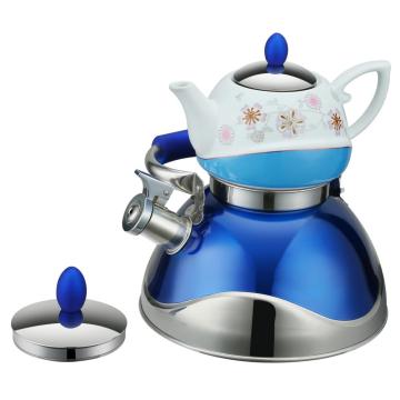 Pote de chá azul com pintura tradicional chaleira assobiando