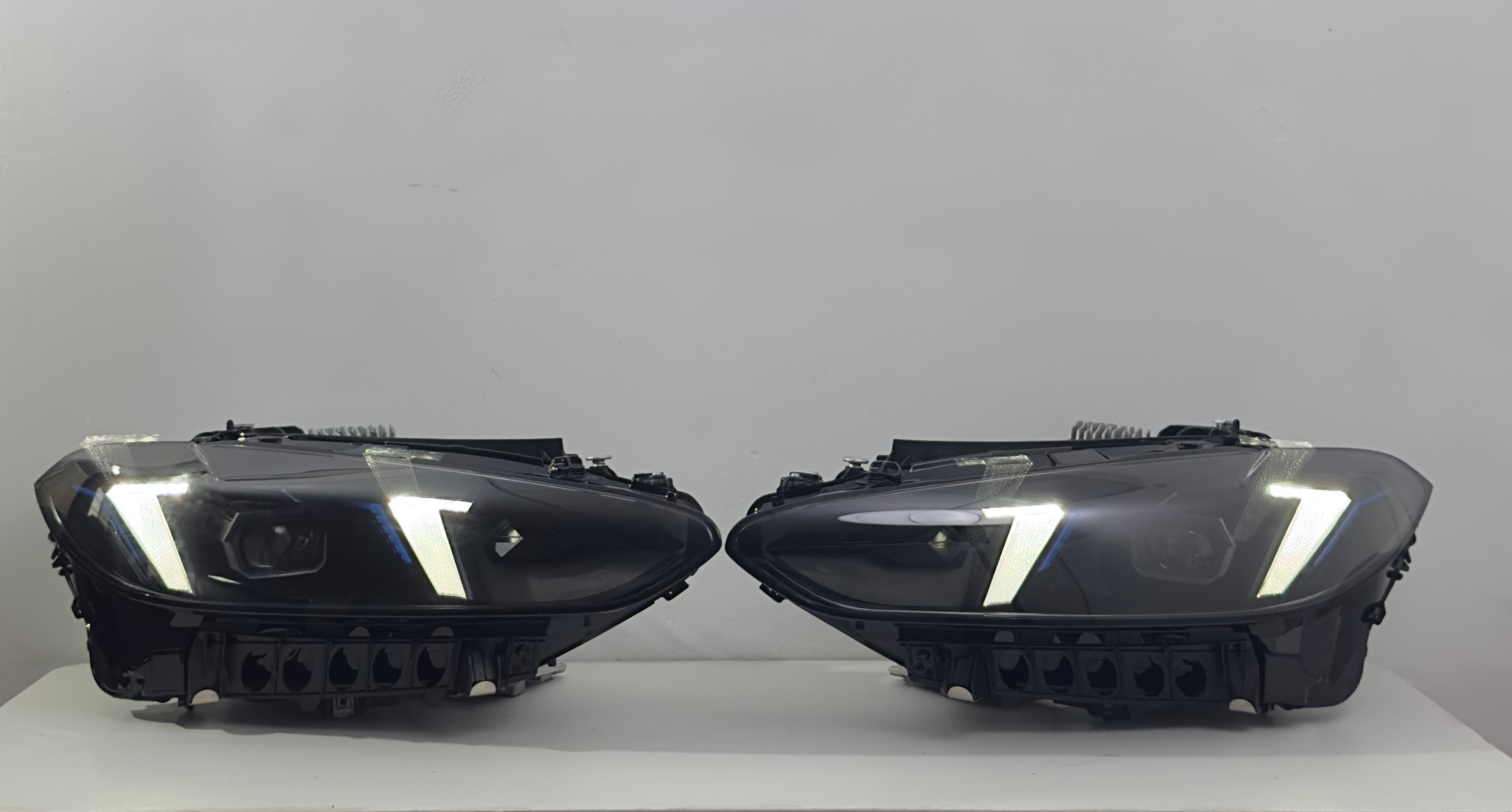 4 seres G22 headlights (2) 4 seres G22 headlights (2)