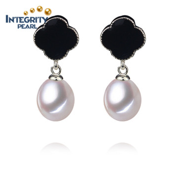 AAA-Tropfen-Perlen-Ohrring-Art- und Weiseohrring-Mädchen mit einem weißen Perlen-Ohrring