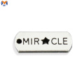 Placa de metal con logo personalizado para ropa.