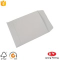 Envelope de papel branco com janela de PVC