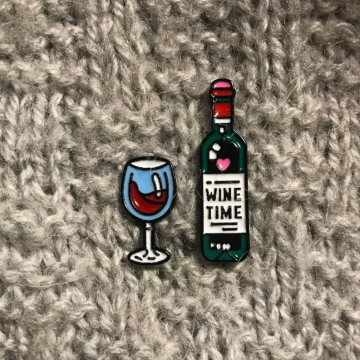 Metal fofo de vinho e garrafas de esmalte de garrafa