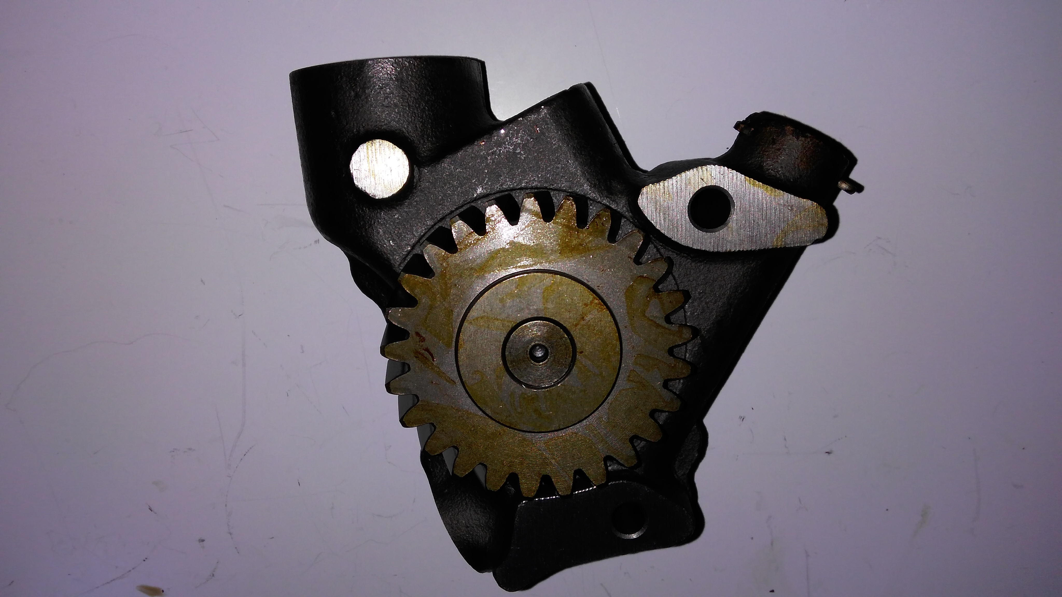 F6L913 oil pump