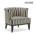 Rayures en noir et blanc des fauteuils confortables