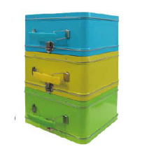 Caja de lata de color caramelo con mango