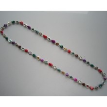 Collier de perles de coquillages multicolores
