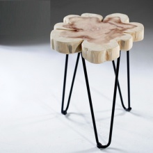 Tabouret en bois moderne aux pieds en métal