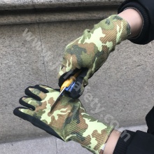 Gant de travail résistant à la coupure imprimé camouflage avec Sandy Nitrile enduits (NK3065)