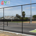 Negocios de la cancha de tenis de la cerca de la cadena negra.