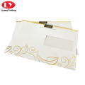 Envelope C5 branco com logotipo de ouro e janela