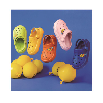 Gartenclogs für Kinder mit Mario Shoes Charms