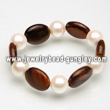 Women pearl bracelet with brown stone