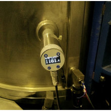 Adjustable focus distance IR pyrometer for metal casting