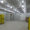 Sala de almacenamiento en frío con unidad de refrigeración.