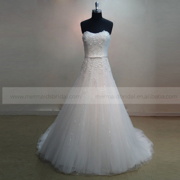 Exquisito amor A-line brillantes lentejuelas flores y perlas vestido de novia tren capilla