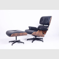 Gemütliche Eames Lounge Stuhl in Top -Getreideleder