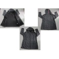 Yj-1067 bedruckte schwarze Microfleece wasserdichte, atmungsaktive, mit Kapuze Softshell Jacke