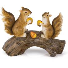 Écureuils sur une décoration de jardin en rondins