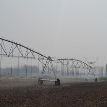 Sistema de riego de pivote central con rociadores de agua de alto volumen