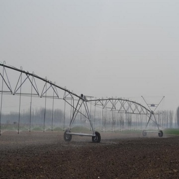 Sistema de irrigação de pivô central por aspersão de água de alto volume