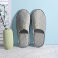 Grau VeloR Slipper mit benutzerdefiniertem gestickten Logo