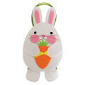 Conejito de Pascua abraza bolsa de regalo de caramelo de zanahoria