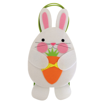 Conejito de Pascua abraza bolsa de regalo de caramelo de zanahoria