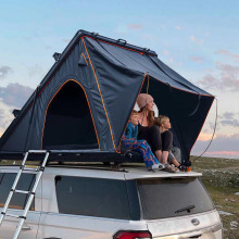 Dachzelt des Campingautos auf dem Dachfahrzeuge