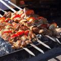 Bombardage extérieur Ailes de poulet grillées avec légumes