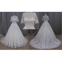 Um vestido de casamento nupcial de laço de apliques mangas meia linha