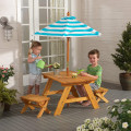 Table en bois extérieure avec parapluie rayé