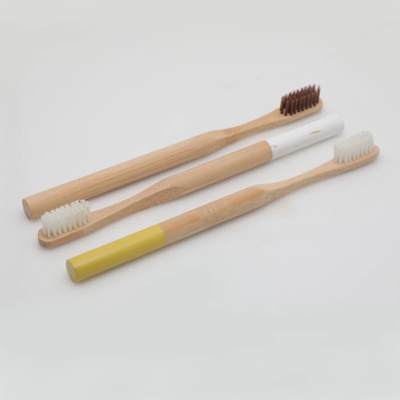 Brosse à dents avec des poils de charbon de bois doux