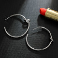 Einfacher Liebesknoten der Frauen große Goldband-Ohrringe