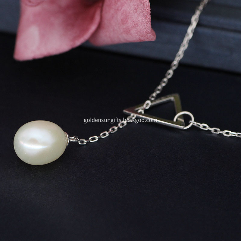 Simple Design White Pearl Pendant