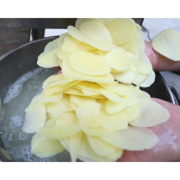 Frische Kartoffelchips machen Linie