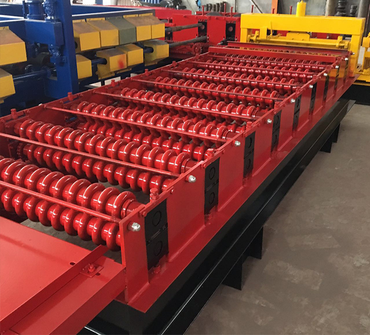 Corrugated panel roll forming machine