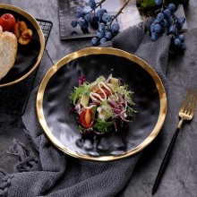 Placa de jantar de alimentos pretos em cerâmica