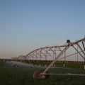 Sistema de irrigação de pivô central por aspersão de água de alto volume