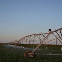 Equipment stand with jack, no damage to crops, the machinery is simple