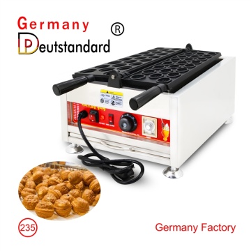 Waffeleisen in Walnussform mit einem Teller