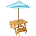 Table en bois extérieure avec parapluie rayé