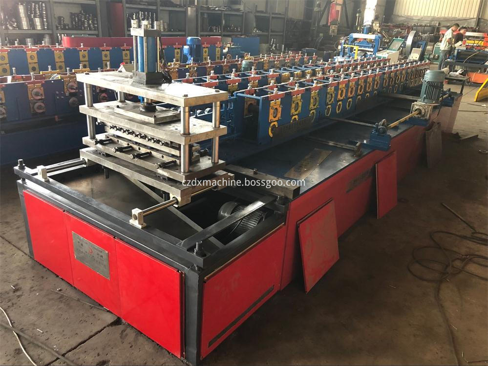 Color steel sheet single plate roll forming machine