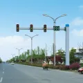 Luz de advertencia de tráfico/semáforo/postes de semáforo en semáforo