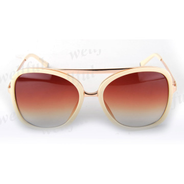 Lunettes de soleil de la dame mignon