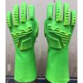 Grüne PVC-Handschuhe mit TPR auf der Hand zurück