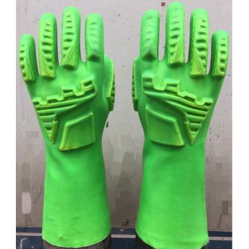 Grüne PVC-Handschuhe mit TPR auf der Hand zurück